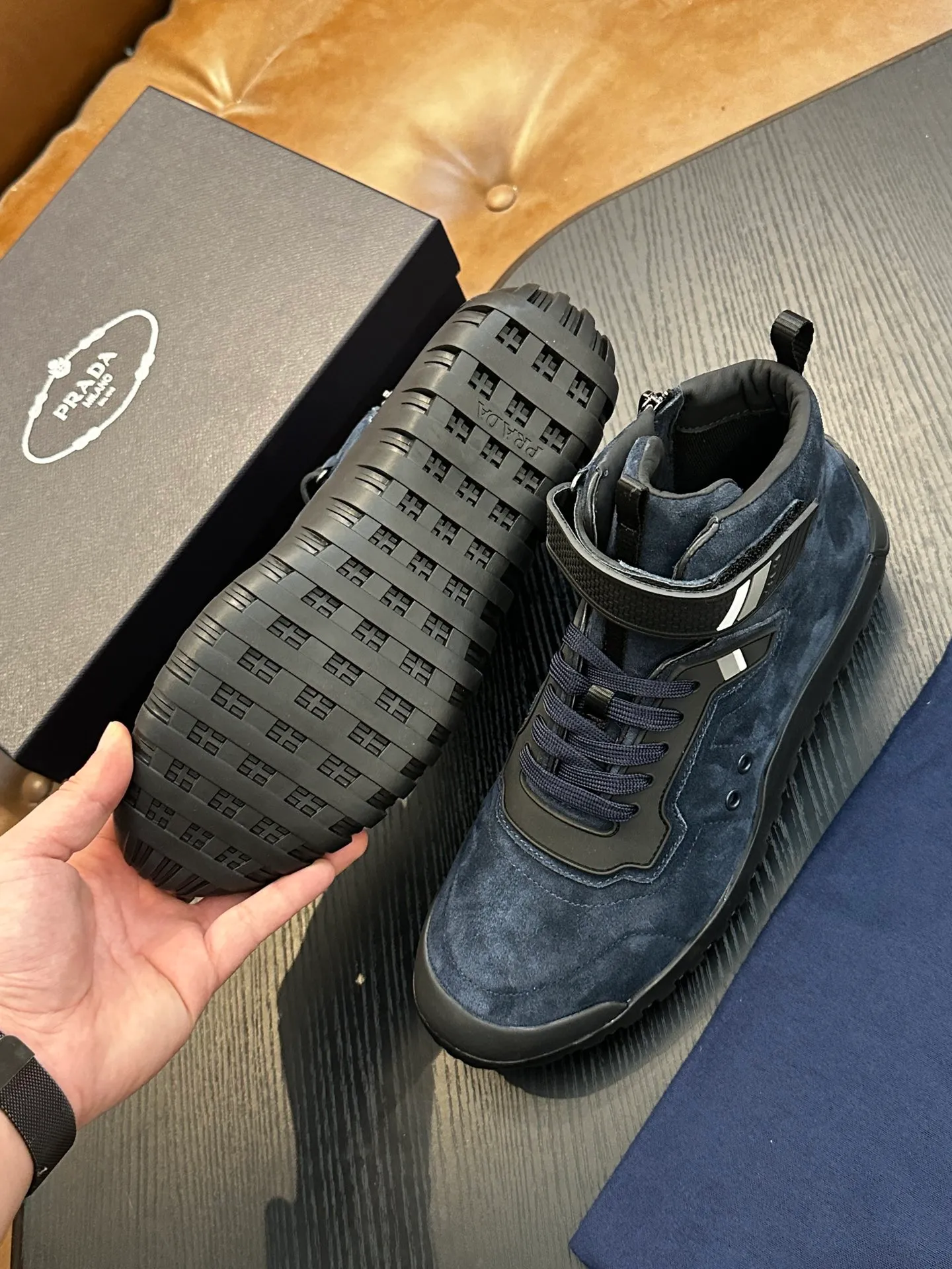 [ PRADA ] Top P: 880💰 ▪️Size: 39-44 (customized at 38.45) Prad*Prada (Mauri order can be made) new men's nylon fabric sneakers This casual sneaker combines elegant and innovative design. It is made of nylon stretch fabric and has a slip-on design. The upper strap is equipped with an adjustable metal buckle, and the letters "PRADA" are eye-catching on the side of the shoe. Comes with full original packaging!